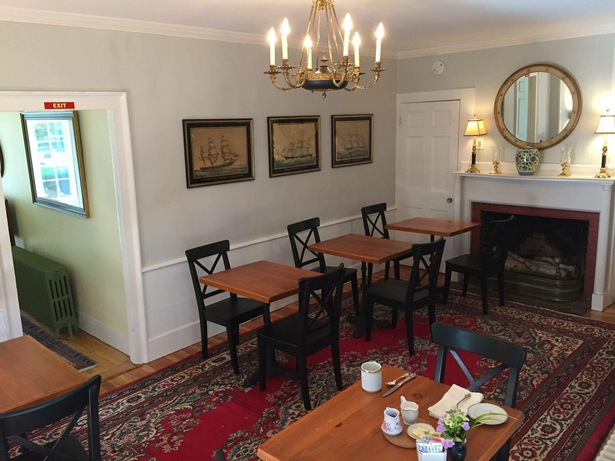 Village Inn Yarmouth Port Екстериор снимка